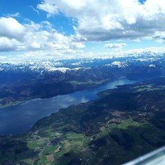 Verortung via Georeferenzierung der Kamera: Aufgenommen in der Nähe von Gemeinde St. Georgen im Attergau, Österreich in 2700 Meter